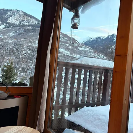 Chalet Chaleureux à Avec Vue Sur La Montagne